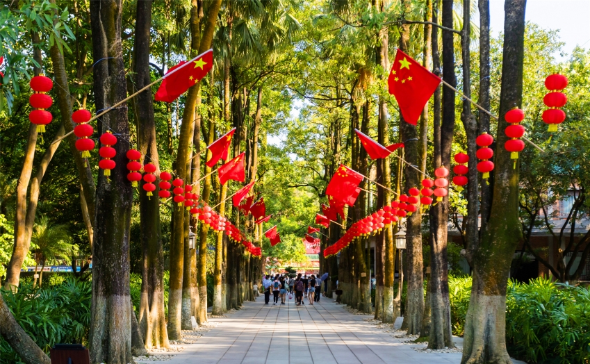 鲜艳的国旗和大红灯笼将景区环境装点的喜庆(904781)-20190926114907.jpg