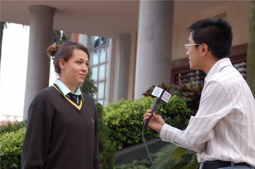 4 中央电视台关注“中港”的国际化教育模式。图为该台记者采访巴西籍学生Lauana.JPG
