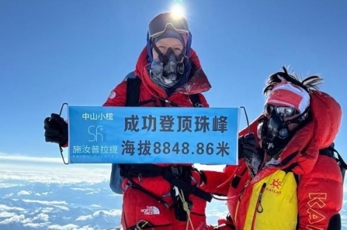 First woman in Zhongshan to conquer Mt Qomolangma