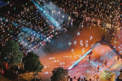 Images: Village songs drift through Caobian on summer night