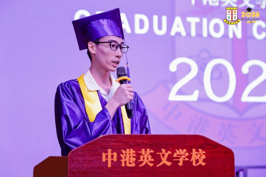高中毕业生代表钟毓阳以英文致辞，畅想留学生活.jpg