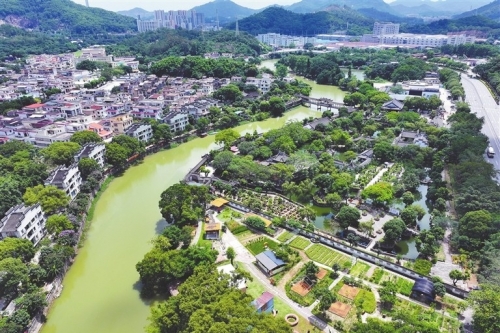 Images: Canal reborn as 'ten-mile gallery'